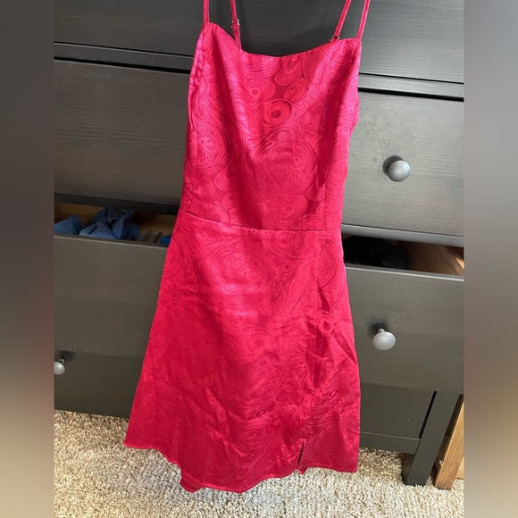 Lulu’s BRAND NEW Red patterned silk dress SIZE:M - Picture 4 of 5